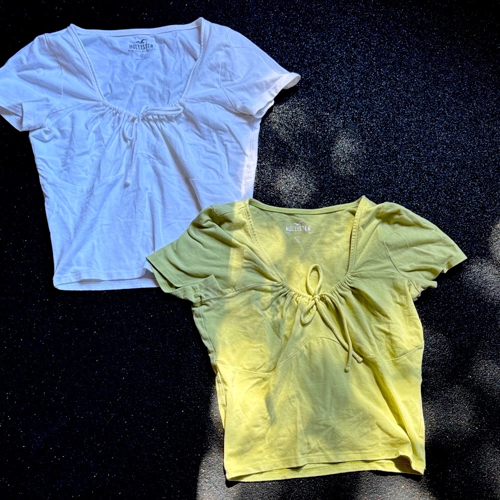 Hollister - White and Green Short Sleeve Tops